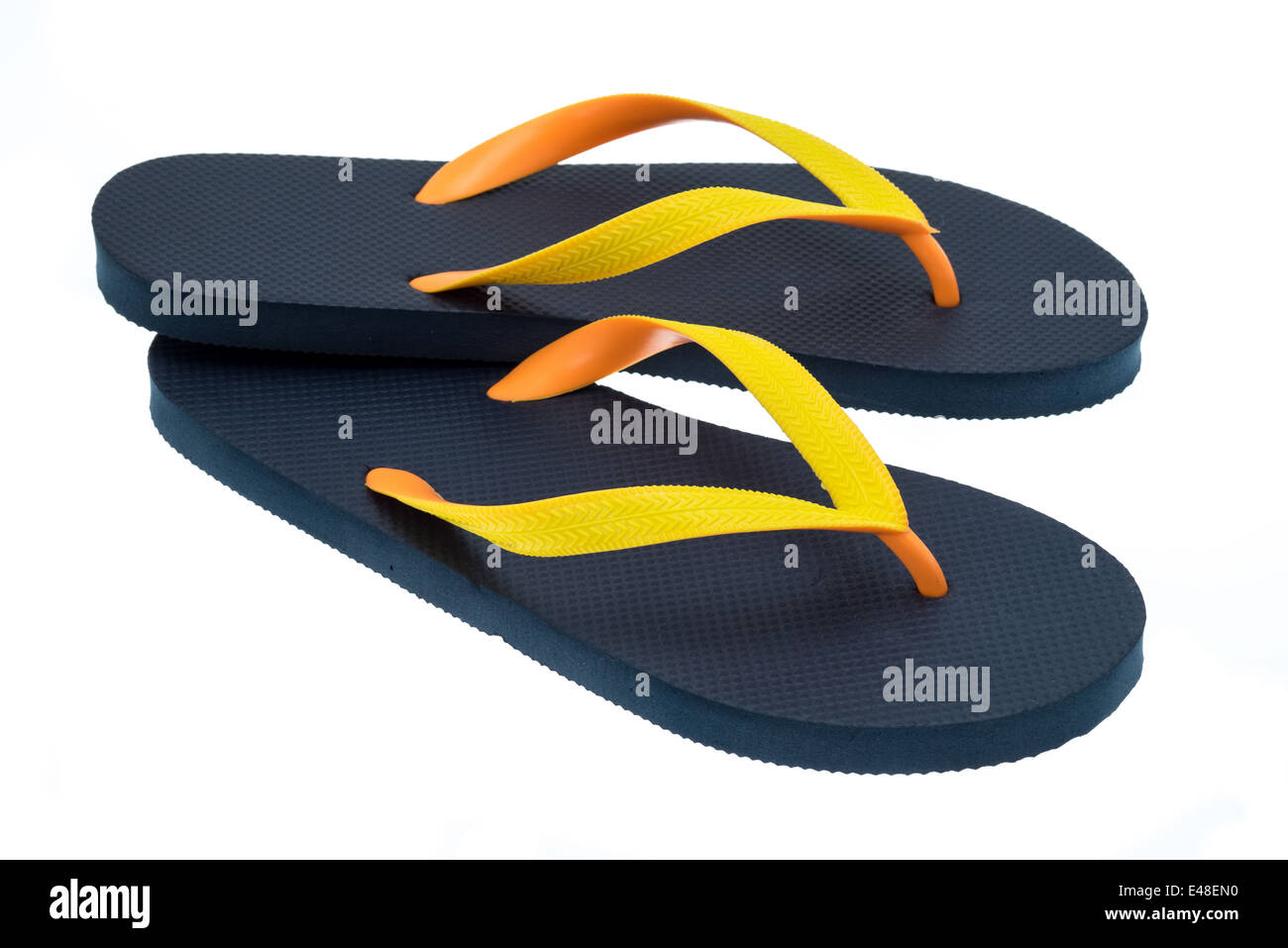 Perizoma nero tipo flip-flop di arancio e giallo cinghie - studio shot con uno sfondo bianco Foto Stock