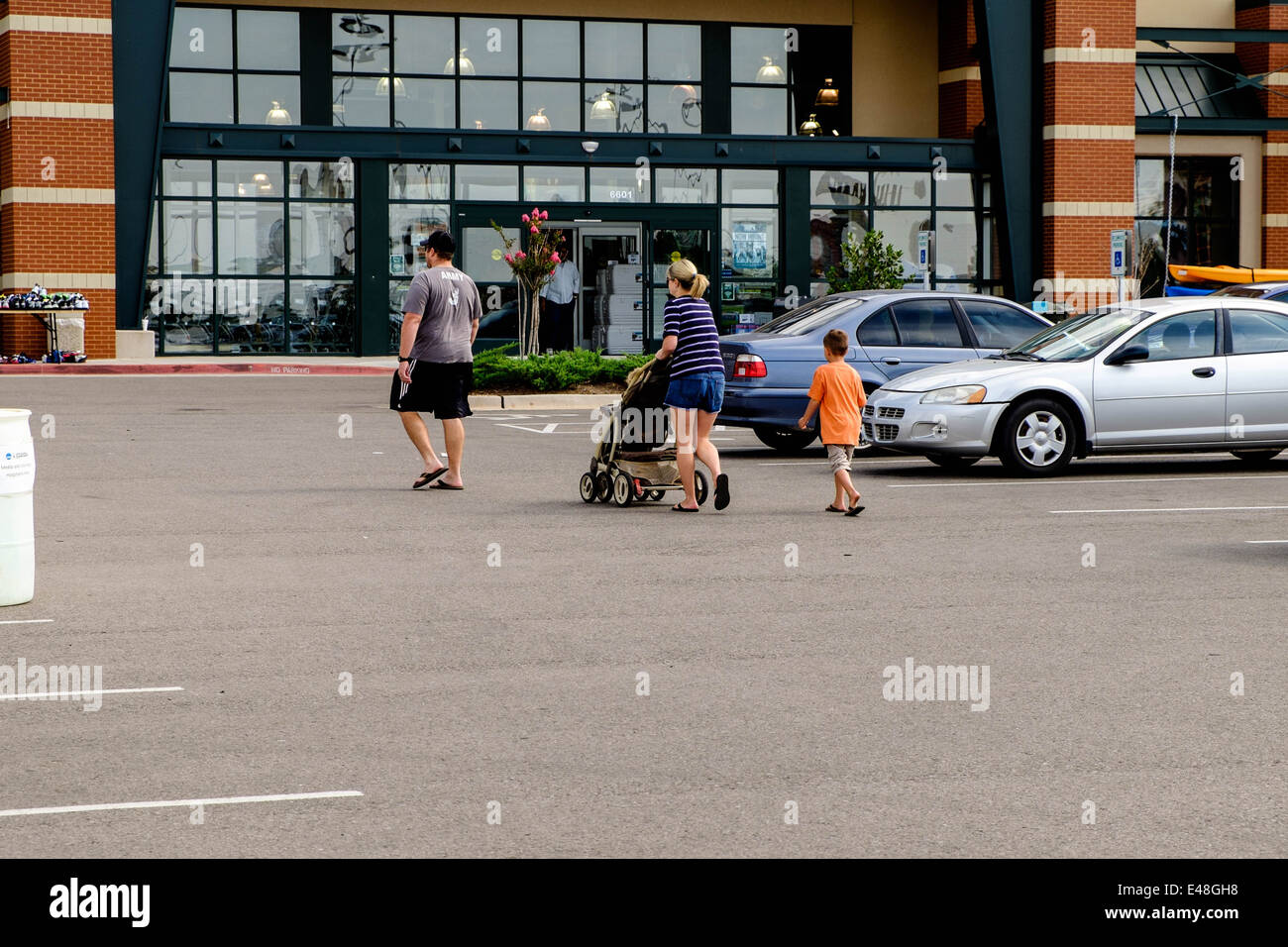 Una famiglia si dirige ad una vendita al Dick's Sporting Good Store a Oklahoma City, Oklahoma, Stati Uniti. Foto Stock
