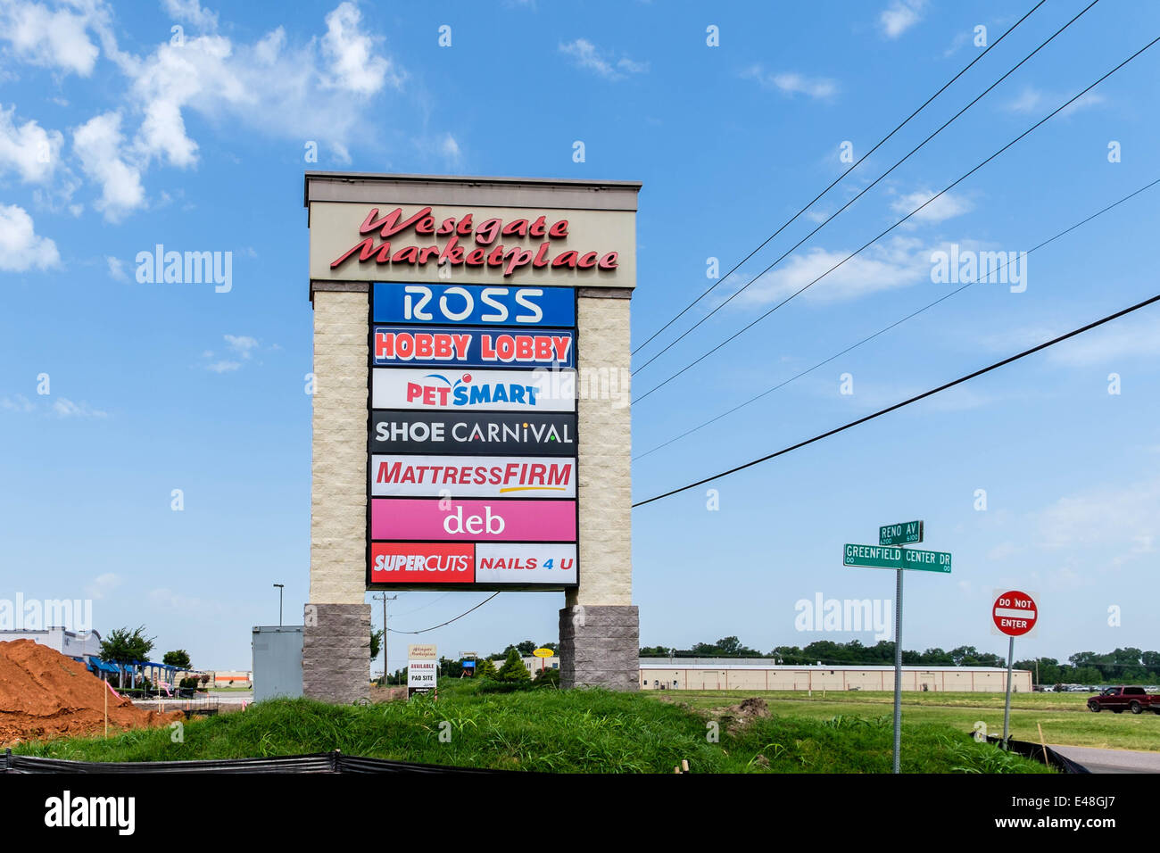 Un grande segno bordo elencando le imprese in una striscia mall in Oklahoma City, Oklahoma, Stati Uniti d'America. Foto Stock