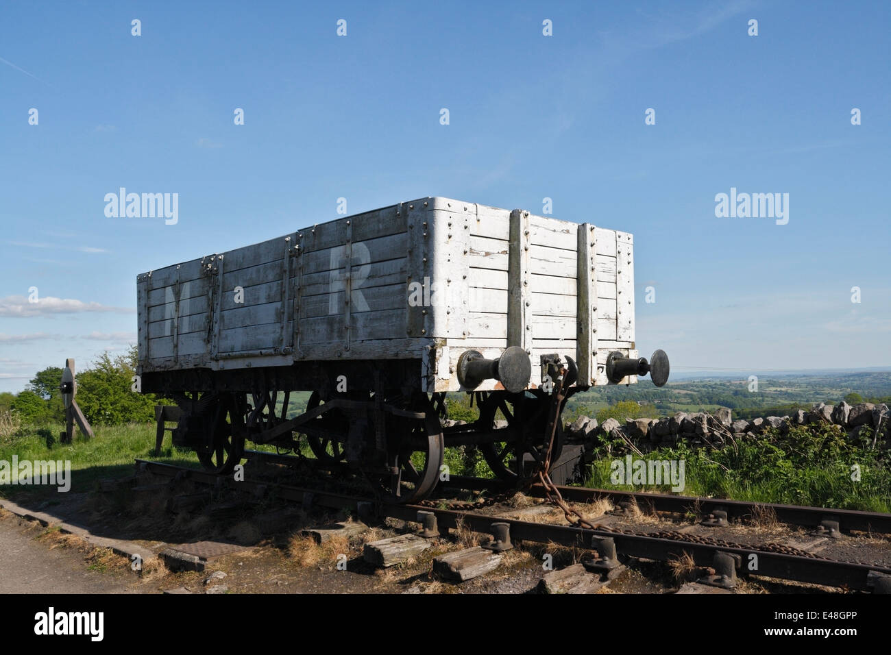 Wooden Freight Wagon a Middleton Top Incline sull'High Peak Trail, Derbyshire Inghilterra Regno Unito, ha conservato il patrimonio industriale in disuso Foto Stock