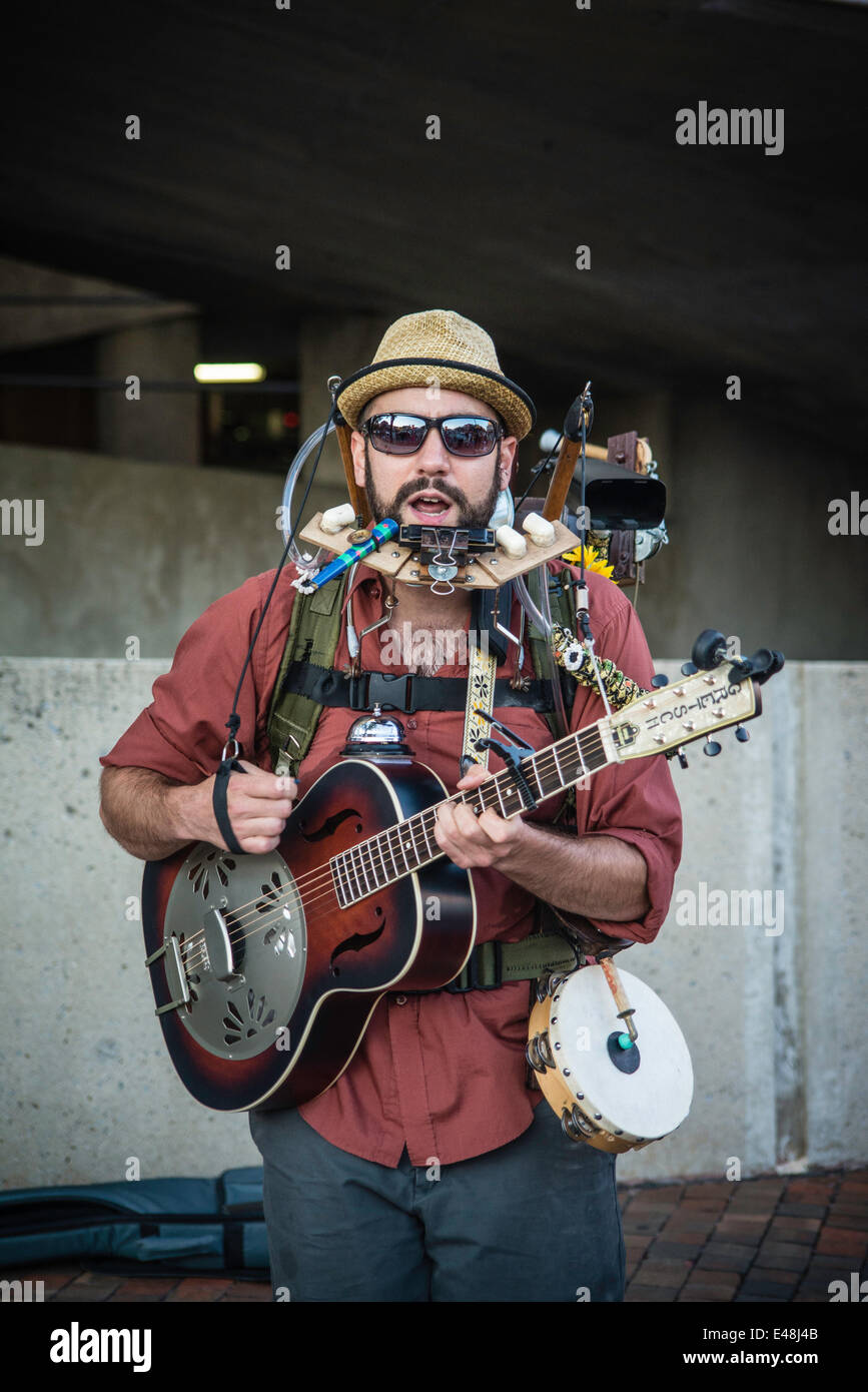 One man band su strade di Lancaster, PA. Foto Stock