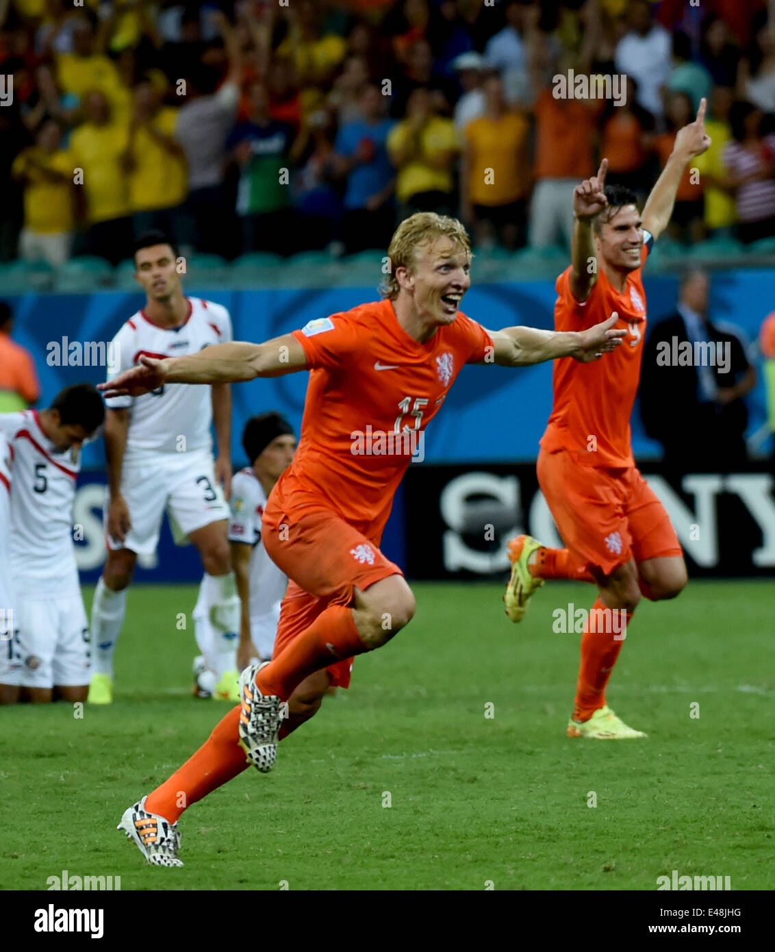 Salvador, Brasile. 5 Luglio, 2014. Paesi Bassi" Dirk Kuyt (seconda R) e Robin van Persie (1R) celebrare la loro vittoria dopo un quarto di finale match tra Paesi Bassi e Costa Rica di 2014 FIFA World Cup presso l'Arena Fonte Nova Stadium in Salvador, Brasile, il 5 luglio 2014. Paesi Bassi ha vinto 4-3 sulle sanzioni su Costa Rica dopo un pareggio (0-0 e qualificato per le semifinali sabato. Credito: Guo Yong/Xinhua/Alamy Live News Foto Stock