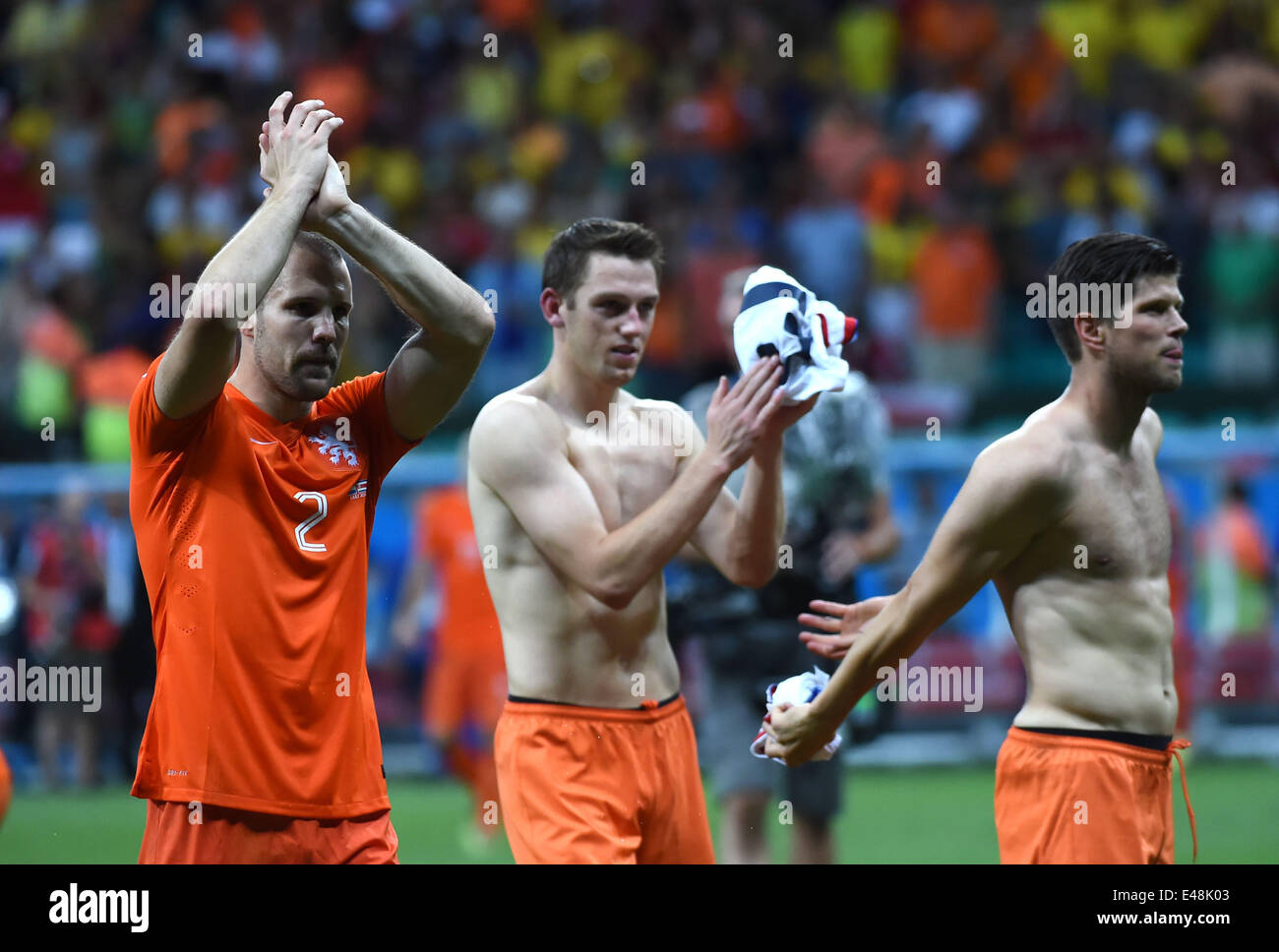 Salvador, Brasile. 5 Luglio, 2014. Paesi Bassi" Ron Vlaar (1L) plaude al pubblico dopo un quarto di finale match tra Paesi Bassi e Costa Rica di 2014 FIFA World Cup presso l'Arena Fonte Nova Stadium in Salvador, Brasile, il 5 luglio 2014. Paesi Bassi ha vinto 4-3 sulle sanzioni su Costa Rica dopo un pareggio (0-0 e qualificato per le semifinali sabato. Credito: Guo Yong/Xinhua/Alamy Live News Foto Stock