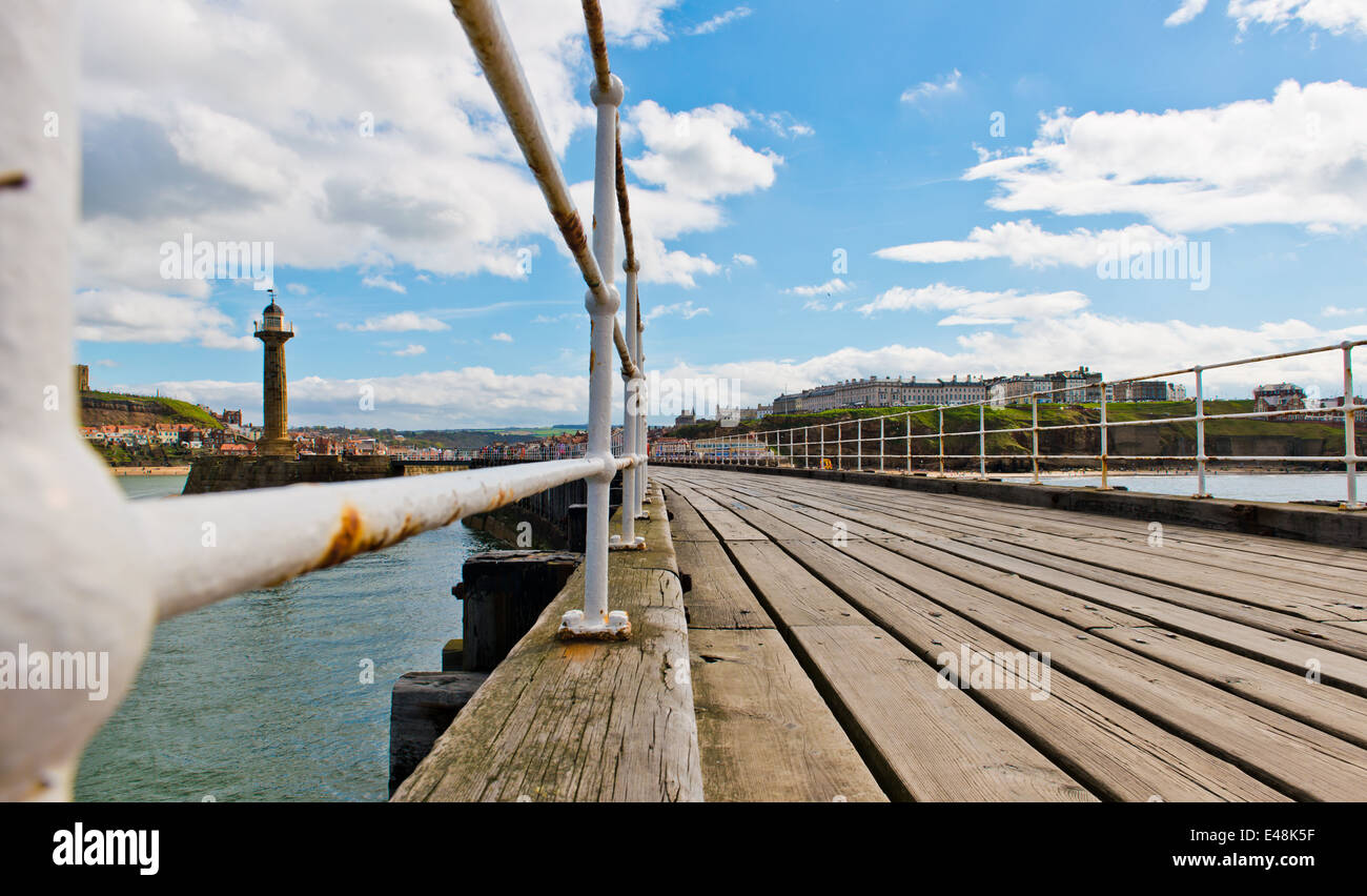 Guardando verso il basso Whitby Bay Pier North Yorkshire verso il porto in una giornata di sole. Foto Stock