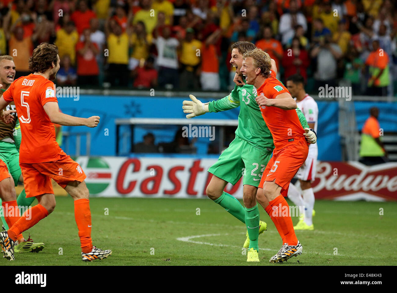 Salvador, Brasile. 5 Luglio, 2014. Paesi Bassi" Dirk Kuyt (1R) anteriore e il portiere Tim Krul (2a R, anteriore) celebrare la loro vittoria dopo un quarto di finale match tra Paesi Bassi e Costa Rica di 2014 FIFA World Cup presso l'Arena Fonte Nova Stadium in Salvador, Brasile, il 5 luglio 2014. Paesi Bassi ha vinto 4-3 sulle sanzioni su Costa Rica dopo un pareggio (0-0 e qualificato per le semifinali sabato. Credito: Cao può/Xinhua/Alamy Live News Foto Stock