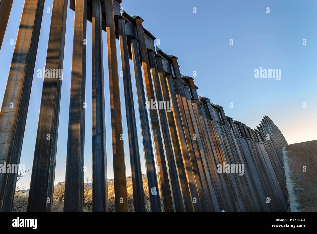 Noi recinzione di confine, a est di Nogales Arizona USA, costruiti in autunno e inverno del 2008, visto dal lato di noi Foto Stock