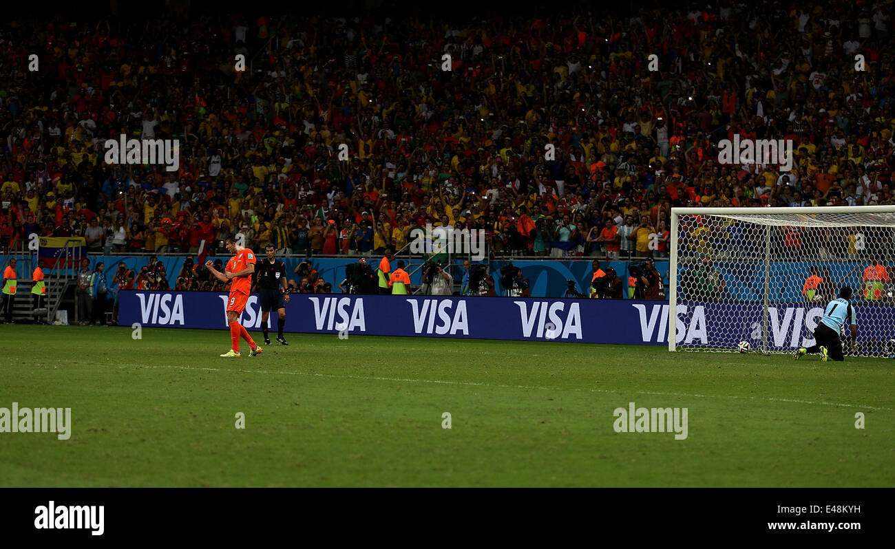 Salvador, Brasile. 5 Luglio, 2014. Paesi Bassi" Robin van Persie (1L) celebra il suo obiettivo di pena in pena shoot-out durante un quarto di finale match tra Paesi Bassi e Costa Rica di 2014 FIFA World Cup presso l'Arena Fonte Nova Stadium in Salvador, Brasile, il 5 luglio 2014. Paesi Bassi ha vinto 4-3 sulle sanzioni su Costa Rica dopo un pareggio (0-0 e qualificato per le semifinali sabato. Credito: Cao può/Xinhua/Alamy Live News Foto Stock