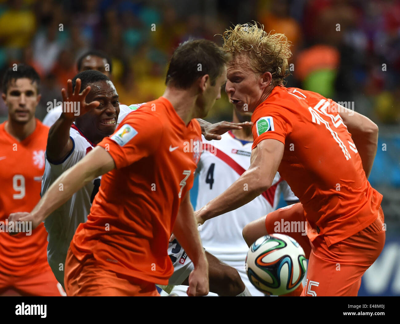 Salvador, Brasile. 5 Luglio, 2014. Paesi Bassi" Dirk Kuyt (1R) compete durante un quarto di finale match tra Paesi Bassi e Costa Rica di 2014 FIFA World Cup presso l'Arena Fonte Nova Stadium in Salvador, Brasile, il 5 luglio 2014. Paesi Bassi ha vinto 4-3 sulle sanzioni su Costa Rica dopo un pareggio (0-0 e qualificato per le semifinali sabato. Credito: Guo Yong/Xinhua/Alamy Live News Foto Stock