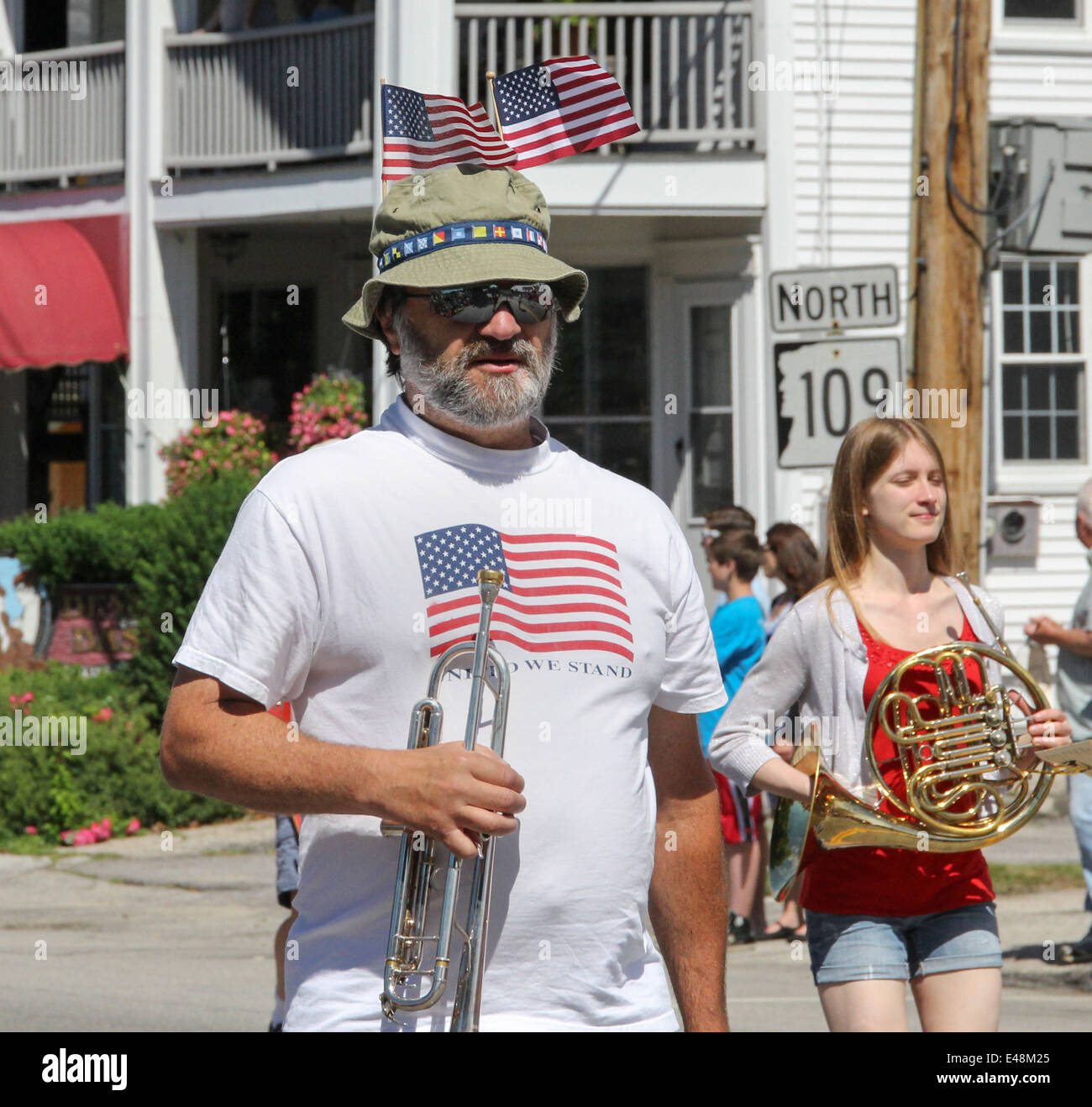 Due bandierine americane in tromba giocatori hat per un quarto di luglio parade. Foto Stock