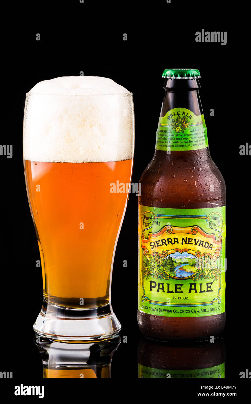 Sierra Nevada bottiglia di birra e di vetro. Sierra Nevada di Pale Ale è il secondo best-seller di birra artigianale negli Stati Uniti Foto Stock