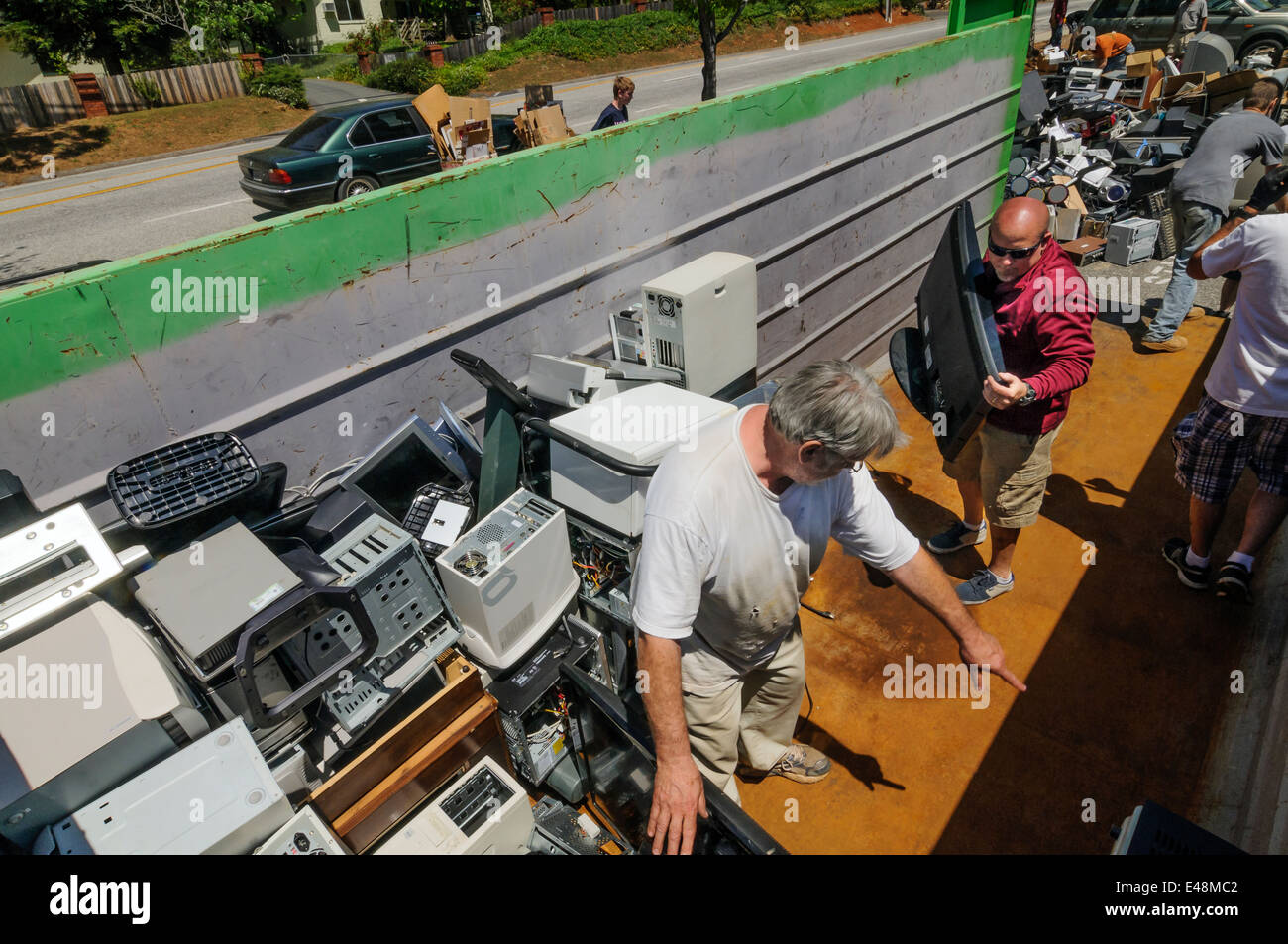 I volontari aiutano a rifiuti elettronici collection - Comunità finalizzata alla raccolta di fondi per il programma di istruzione, Grass Valley California USA Foto Stock