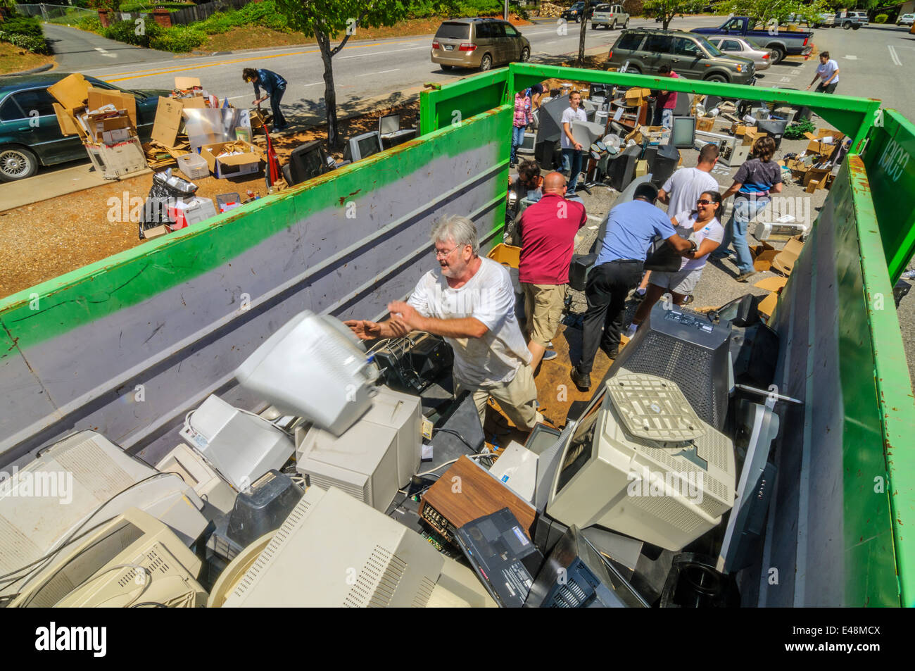 I volontari aiutano a rifiuti elettronici collection - Comunità finalizzata alla raccolta di fondi per il programma di istruzione, Grass Valley California USA Foto Stock