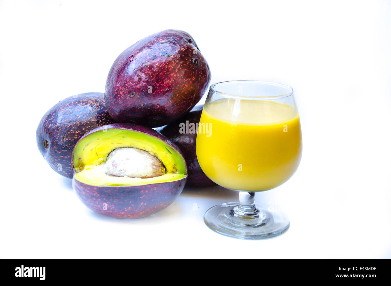 Avocado frutta fresca per il cibo sano su sfondo bianco Foto Stock