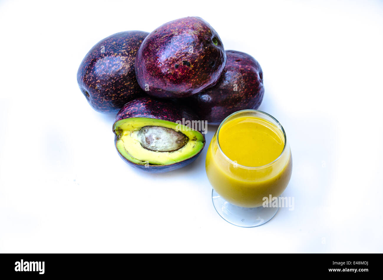 Avocado frutta fresca per il cibo sano su sfondo bianco Foto Stock