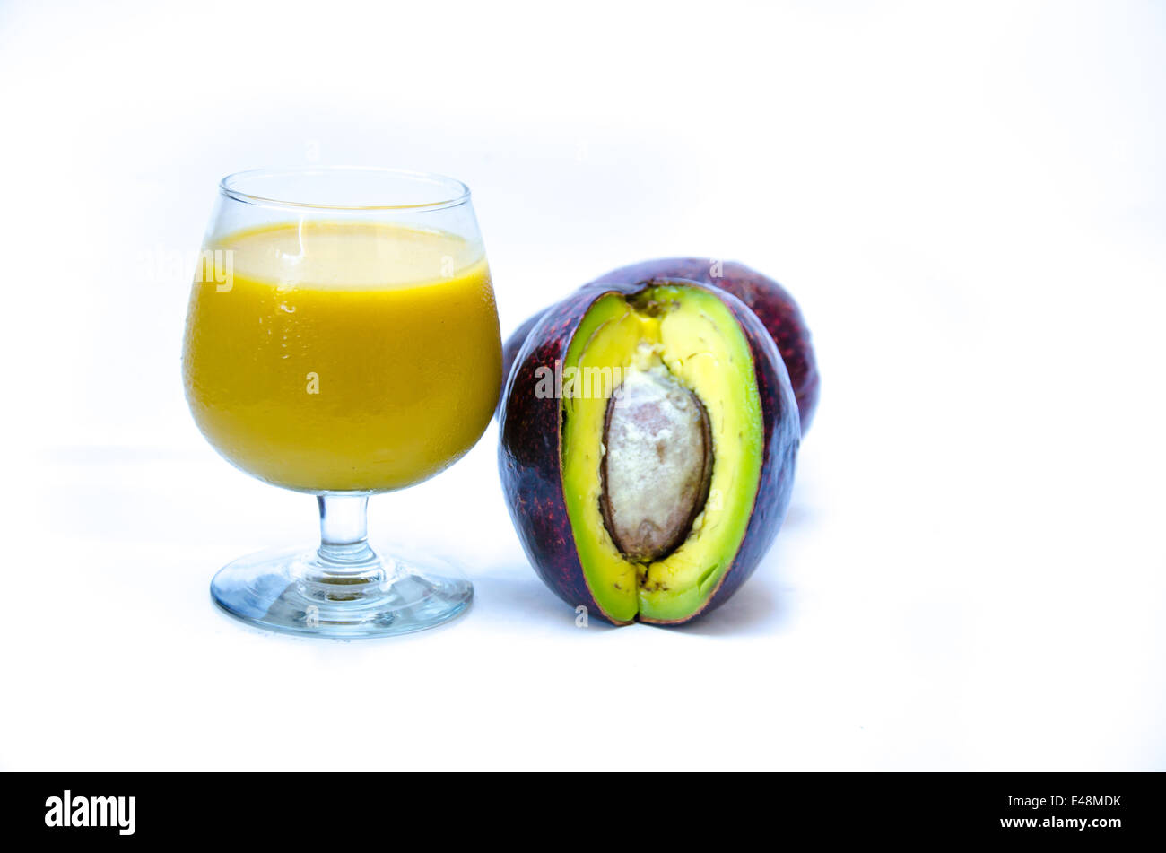 Avocado con il succo di frutta fresco frutto di Avocado per cibo sano Foto Stock