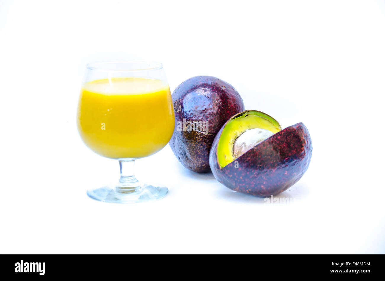 Avocado con il succo di frutta fresco frutto di Avocado per cibo sano Foto Stock