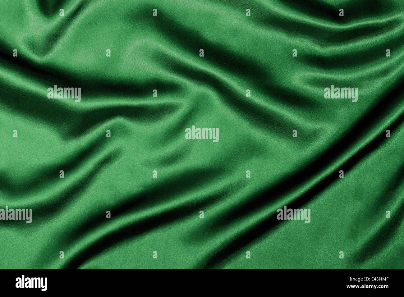 Seta verde texture di sfondo con ondulazioni ondulata per migliorare la lucentezza del tessuto. Foto Stock
