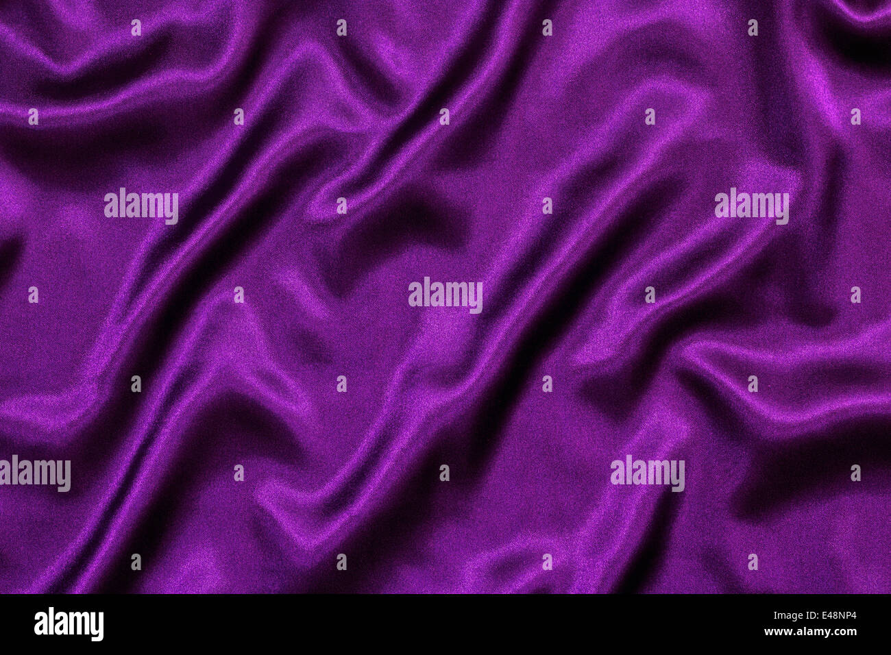 Seta viola texture di sfondo con pieghe allentato facendo un royal ondulata Foto Stock