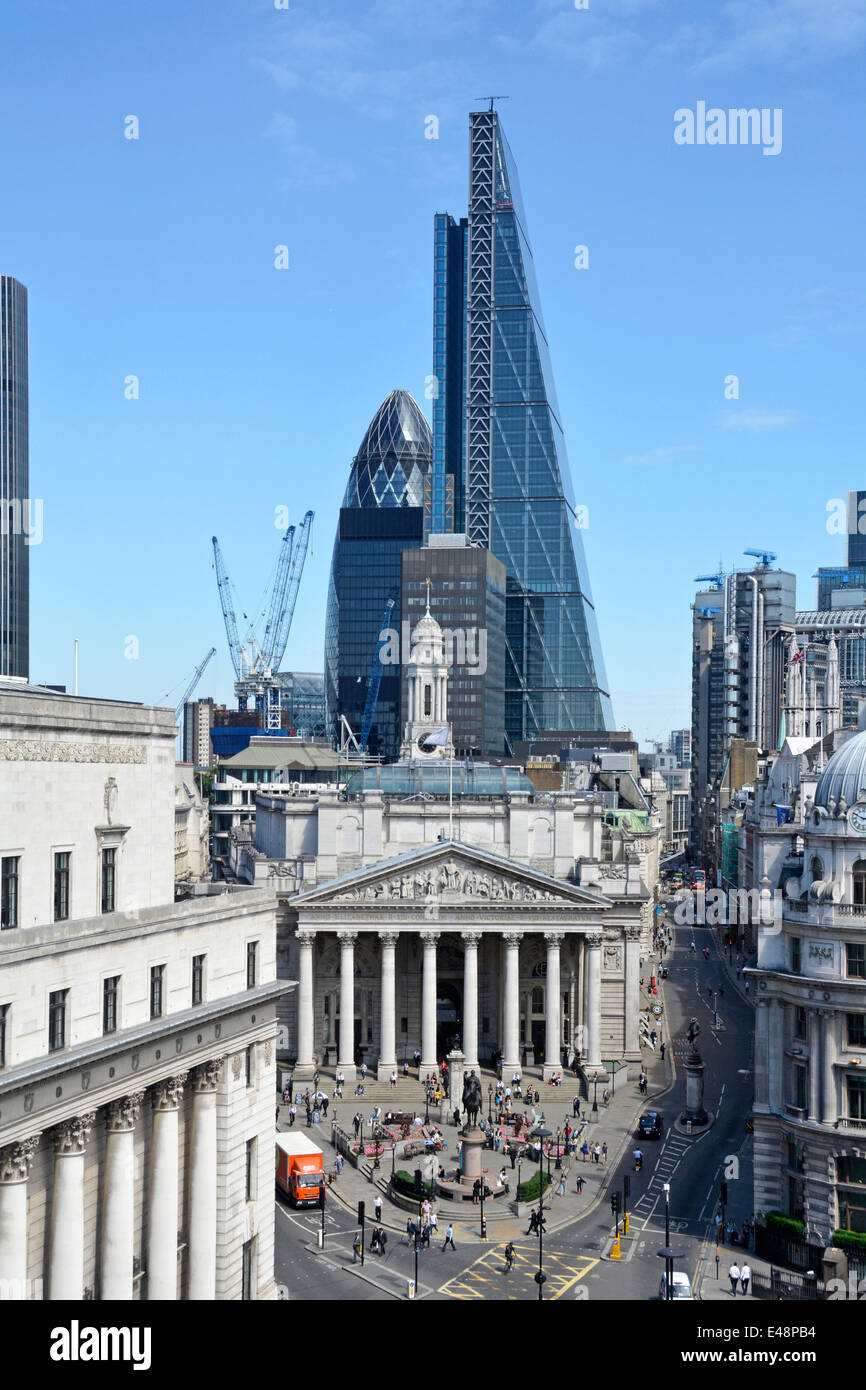 Bank road giunzione nella città di Londra con Leadenhall landmark Grattuggia formaggio blocco ufficio che domina Royal Exchange& Gherkin Londra Inghilterra REGNO UNITO Foto Stock