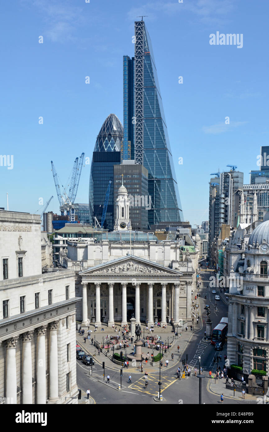Bank Road Junction City of London Leadenhall Cheese Grater grattacielo edificio storico ufficio torreggiante sopra Royal Exchange e Gherkin UK Foto Stock