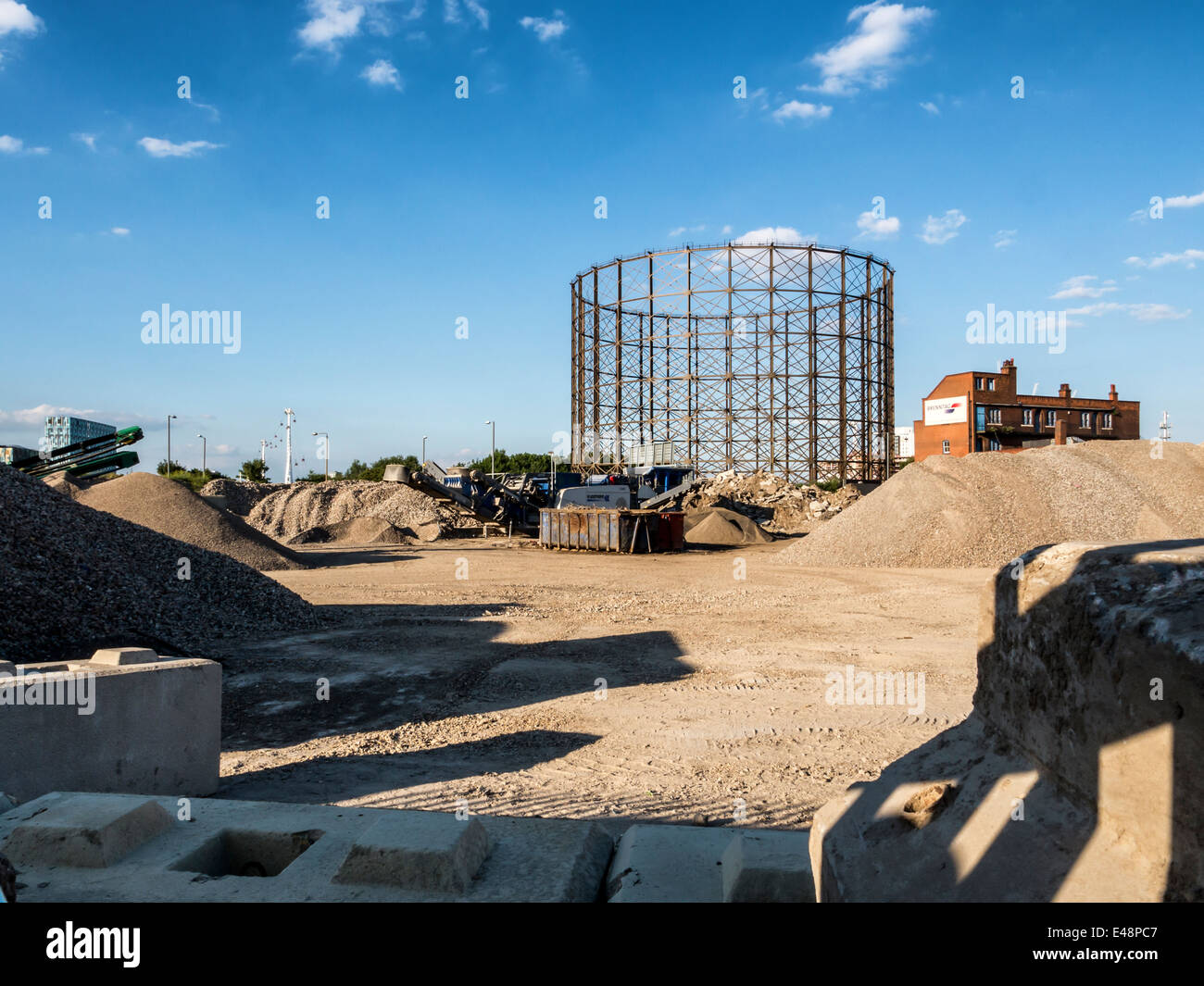 Penisola di Greenwich la riconversione, pile di sabbia e aggregati del suolo nei pressi del vecchio contenitore di gas, Thames Path, Greenwich, London, Regno Unito Foto Stock