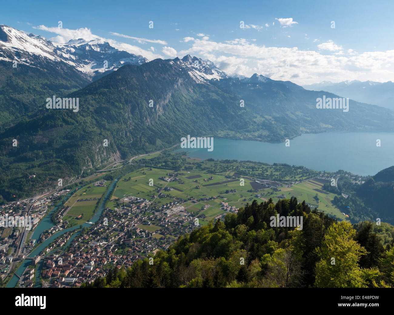 Città di Interlaken (Svizzera), il lago di Thun e sulle montagne alpine dell'Oberland Bernese (Eiger, Virgin/Jungfrau, Monaco). Foto Stock