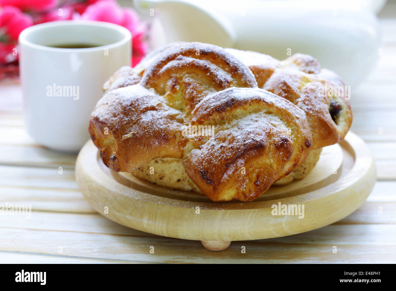 Tradizionale brioche francese pasticceria con zucchero a velo Foto Stock