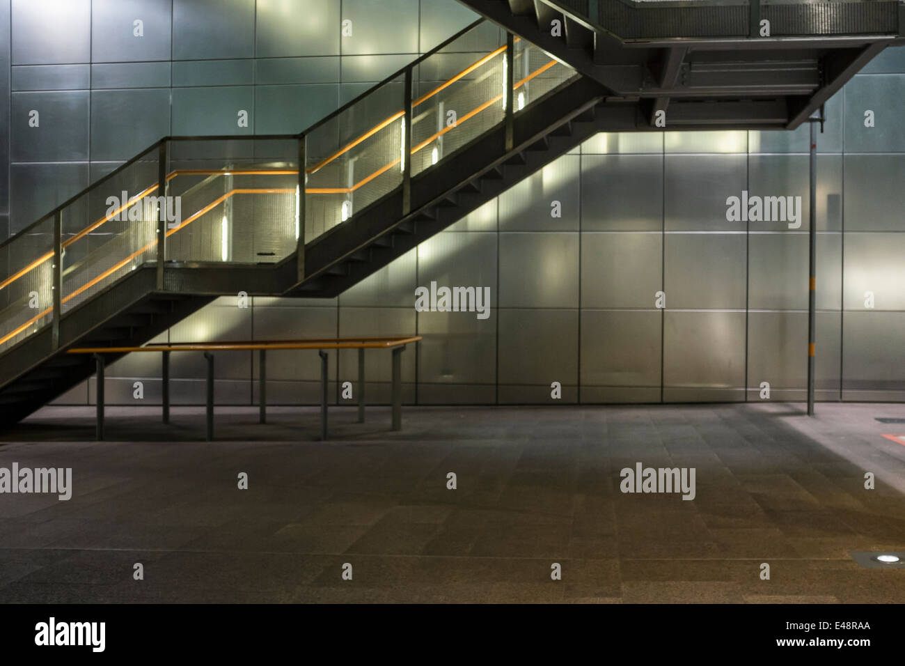 Vuoto, deserte Heron Quays Docklands Light Railway Station scalinata e illuminazione , Canary Wharf, London, Regno Unito Foto Stock