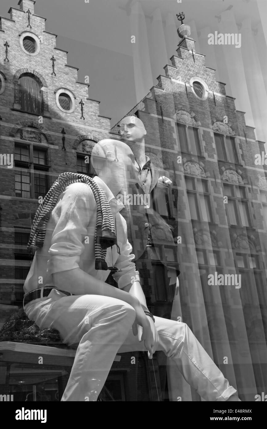 BRUGES, Belgio - 11 giugno 2014: la statuetta in vetro di finestra e lo specchio di tipiche case di mattoni. Foto Stock