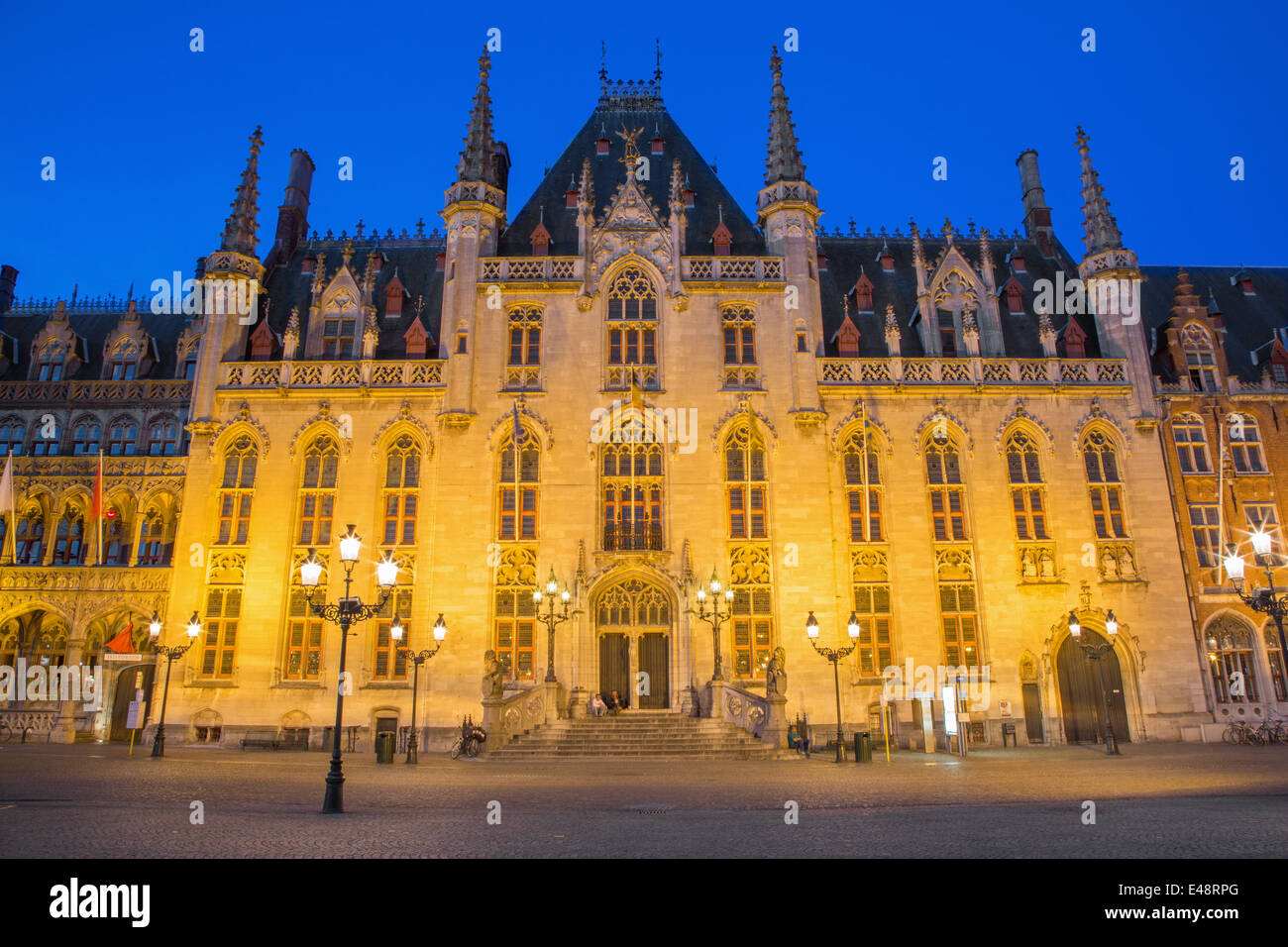 BRUGES, Belgio - 11 giugno 2014: il Grote Markt e il Provinciaal Hof edificio gotico nella luce della sera. Foto Stock