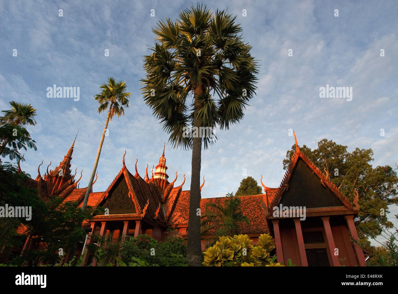 Esterno del Museo Nazionale. Phnom Penh. Il museo nazionale ha una buona collezione di sculture Khmer risalenti al pre-A Foto Stock
