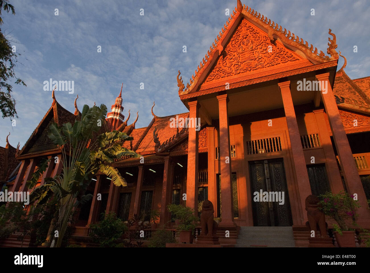 Esterno del Museo Nazionale. Phnom Penh. Il museo nazionale ha una buona collezione di sculture Khmer risalenti al pre-A Foto Stock