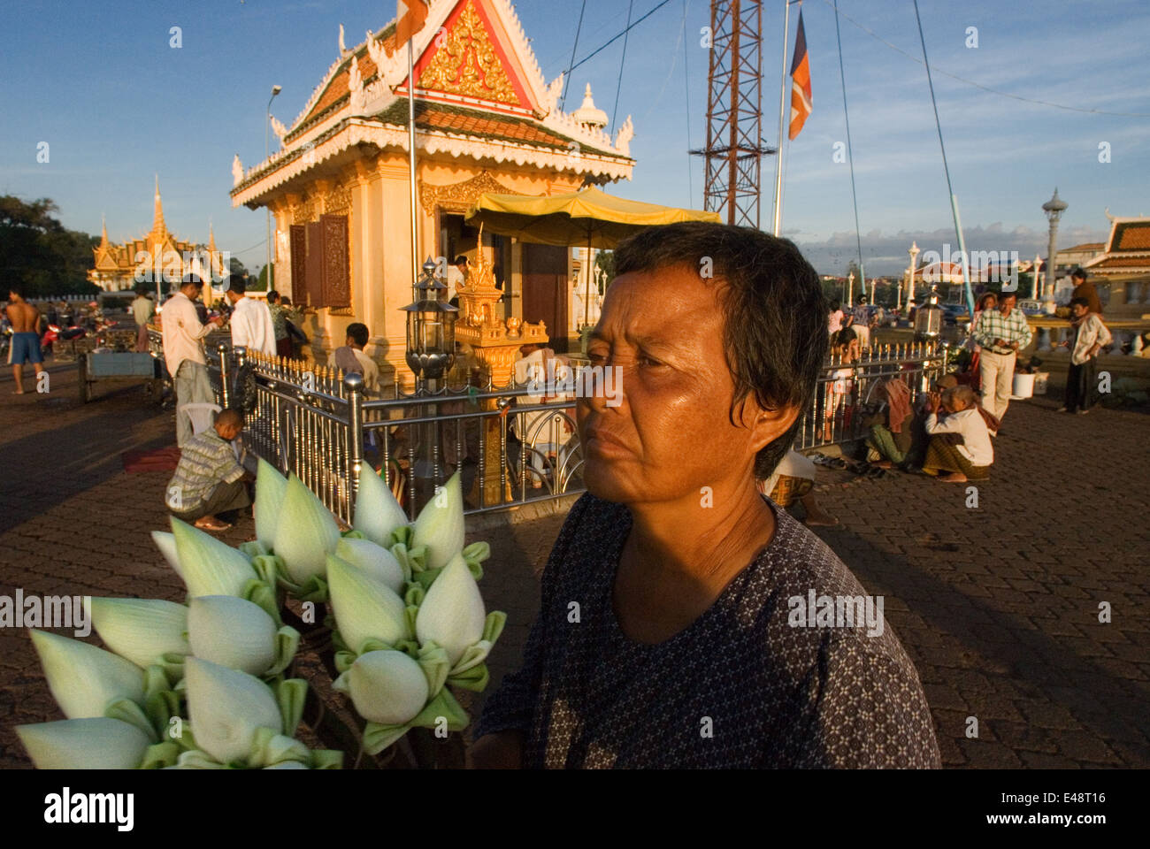 Venditore di fiori vicino al fiume Tonle Sap. Phnom Penh. Una miscela di ospitalità cambogiano, Asian exotica e fascino indocinese attendono t Foto Stock