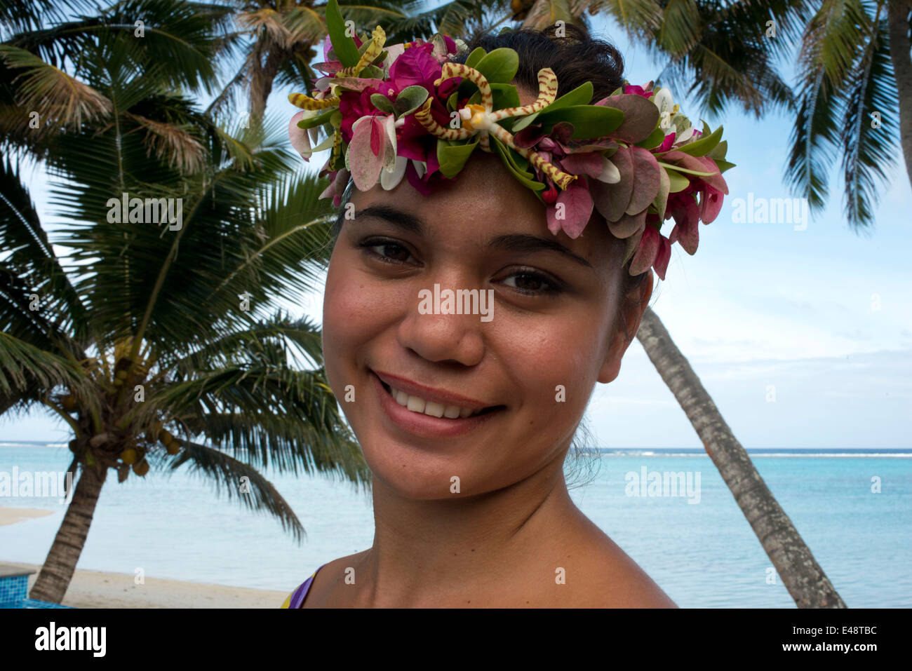 Rarotonga Island. Isole Cook. Polinesia. Oceano Pacifico del sud. Una cameriera serve deliziosi accanto alla piscina presso il lussuoso Foto Stock