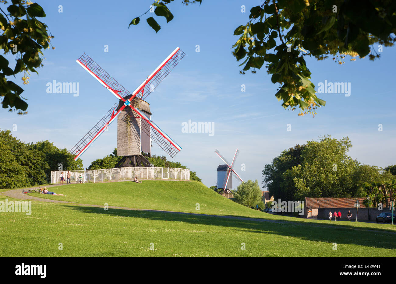BRUGES, Belgio - 12 giugno 2014: Wind-mill Koeleweimolen e Sint Janshuismolen Foto Stock