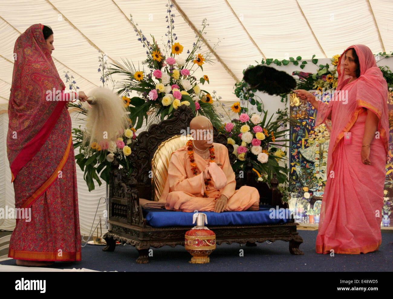 Statua di Swami una C Bhaktivedanta Prabhupada e donne devoti Bhaktivedanta Manor Krishna Tempio A WATFORD REGNO UNITO Foto Stock