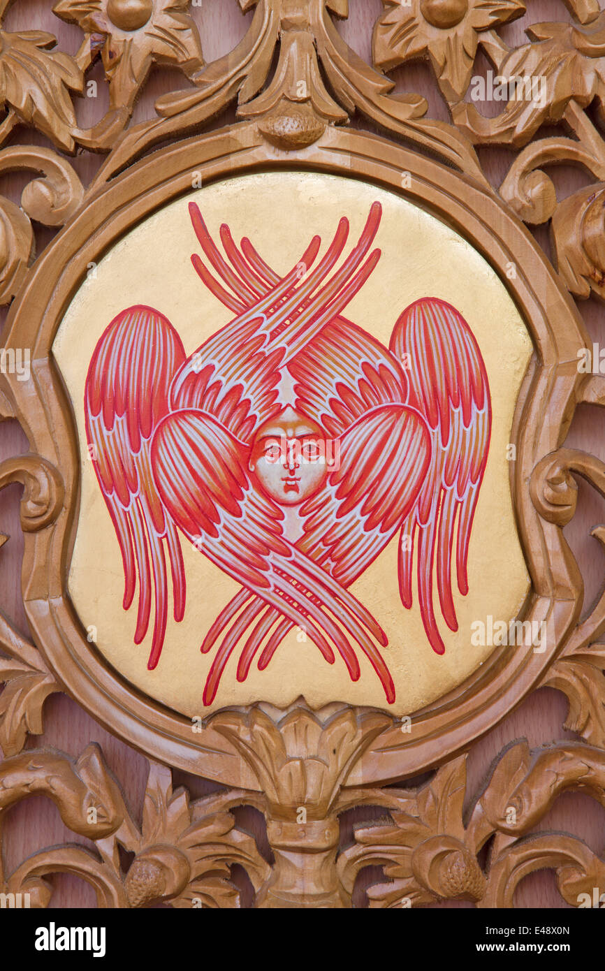 BRUGES, Belgio - 13 giugno 2014: Il cherubino sul simbolico iconostasi in st. Constanstine e Helena chiesa ortodossa Foto Stock