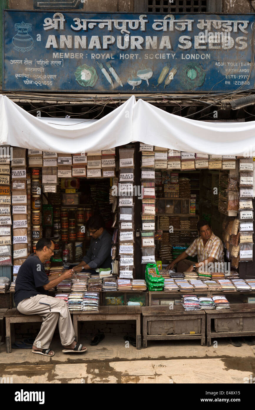 Il Nepal, Kathmandu, Asan Tole, seme di Annapurna Shop, vendita di spezie e sementi di prodotti agricoli Foto Stock