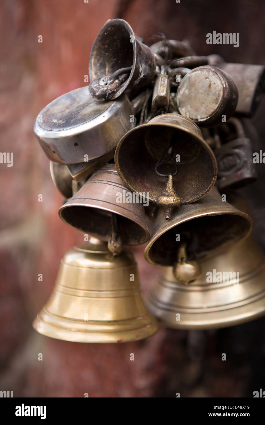 Il Nepal, Kathmandu, Bodhnath, campane attaccato alla catena stupa di bloccaggio Foto Stock