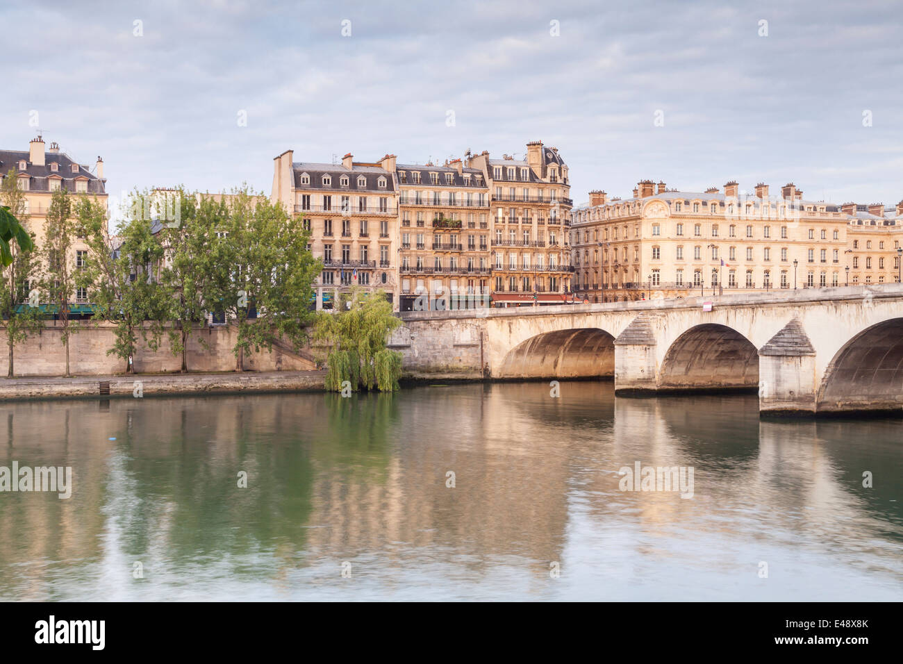 Il fiume Senna e appartamenti parigini, Parigi. La città è uno dei visitati nel mondo di oggi. Foto Stock