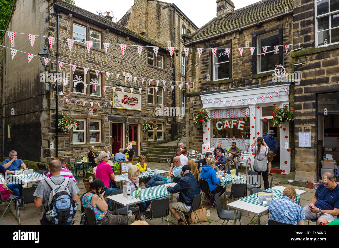 Sid Cafe nel centro del West Yorkshire città di Leeds il giorno della fase 2 di 2014 Tour de France. Il centro della città è stata impaccata con persone che, così come il Tour, godeva di un cibo locale festival. West Yorkshire, Regno Unito Foto Stock