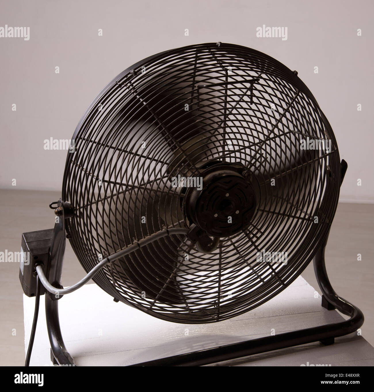 Ventola con pale passando per la produzione di aria fredda e un progetto  forte Foto stock - Alamy