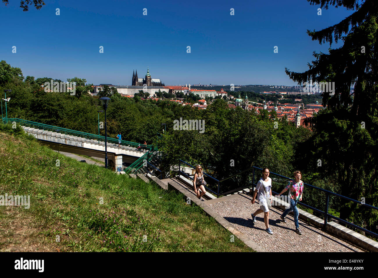 La funivia per la stazione di Petrin Hill Nebozizek. Sullo sfondo, la funicolare del Castello di Praga Repubblica Ceca, parco a piedi di metà estate Foto Stock