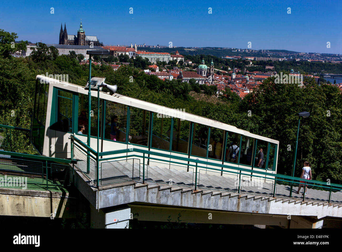 La funicolare per la collina di Petrin, il Castello di Praga Repubblica Ceca Foto Stock
