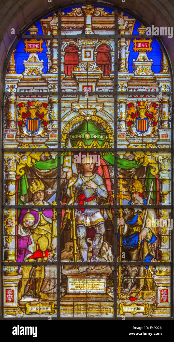 Bruxelles - vetrata raffigurante l'Arcangelo Gabriele nel centro (1843) nella Cattedrale di st. Michael e st. Gudula. Foto Stock