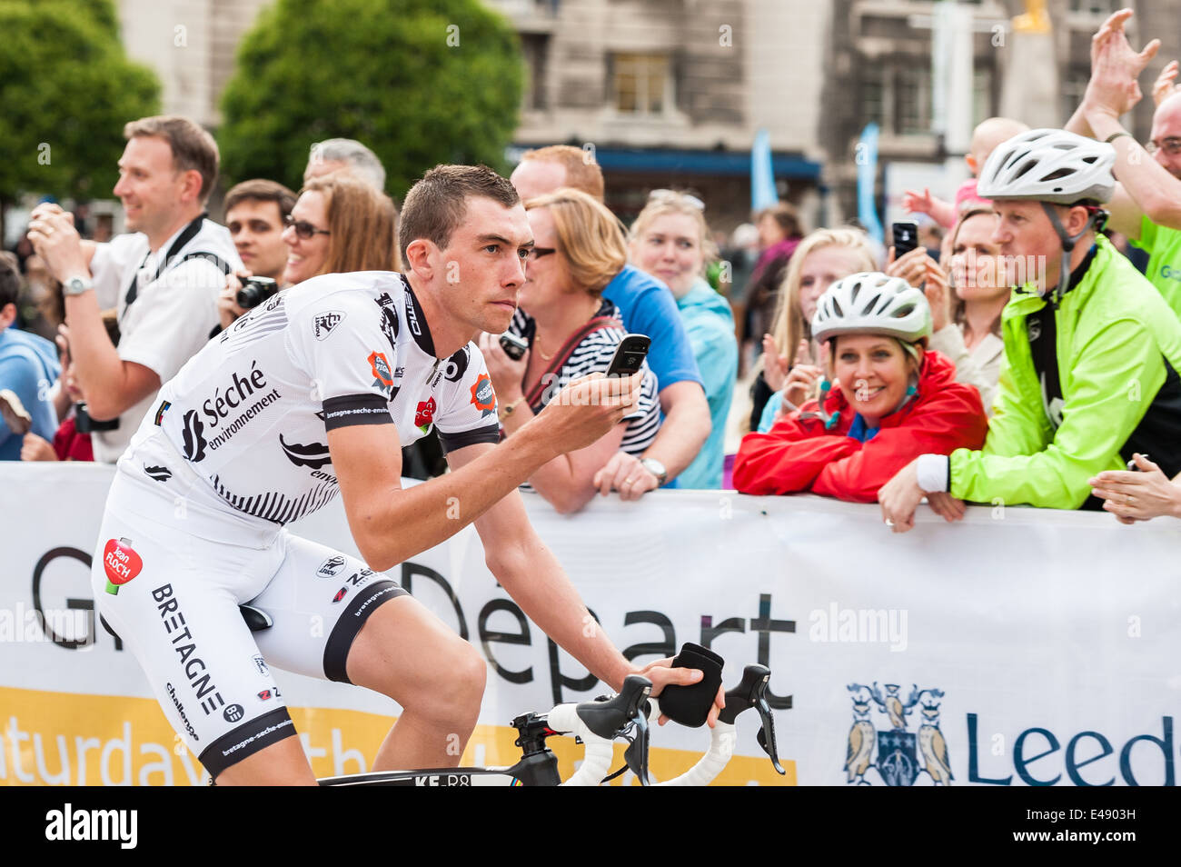 Il pilota del team Bretagne-Séché nel Millennium Square, Leeds come parte del 2014 Tour de France parade Foto Stock