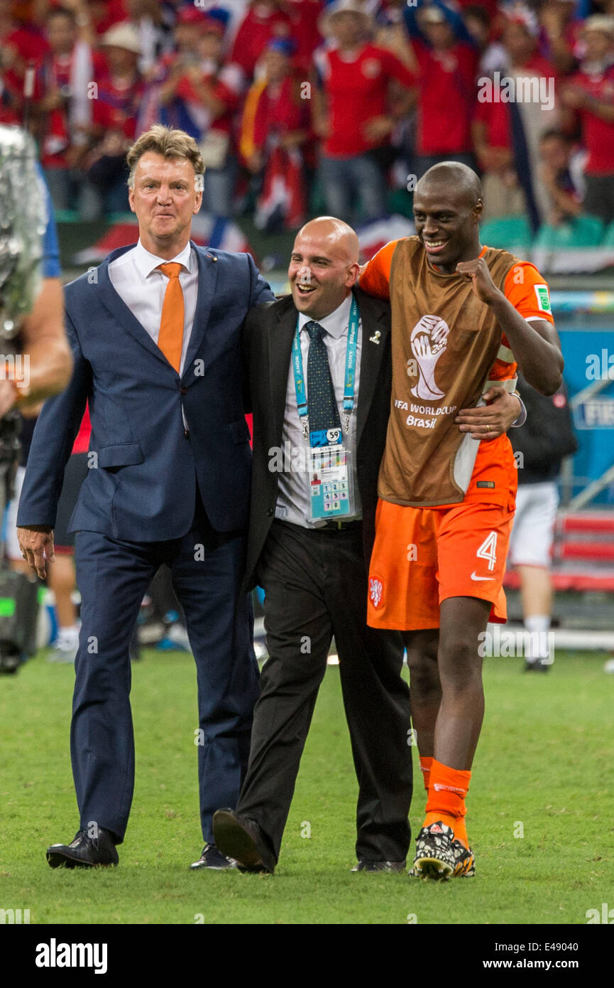 Salvador, Brasile. 5 Luglio, 2014. Louis van Gaal (NED) Calcio/Calcetto : Paesi Bassi" pullman Louis van Gaa festeggia dopo aver vinto la Coppa del Mondo FIFA Brasile 2014 quarti di finale match tra Paesi Bassi 0(4-3)0 Costa Rica a Arena Fonte Nova stadium in Salvador, Brasile . Credito: Maurizio Borsari/AFLO/Alamy Live News Foto Stock