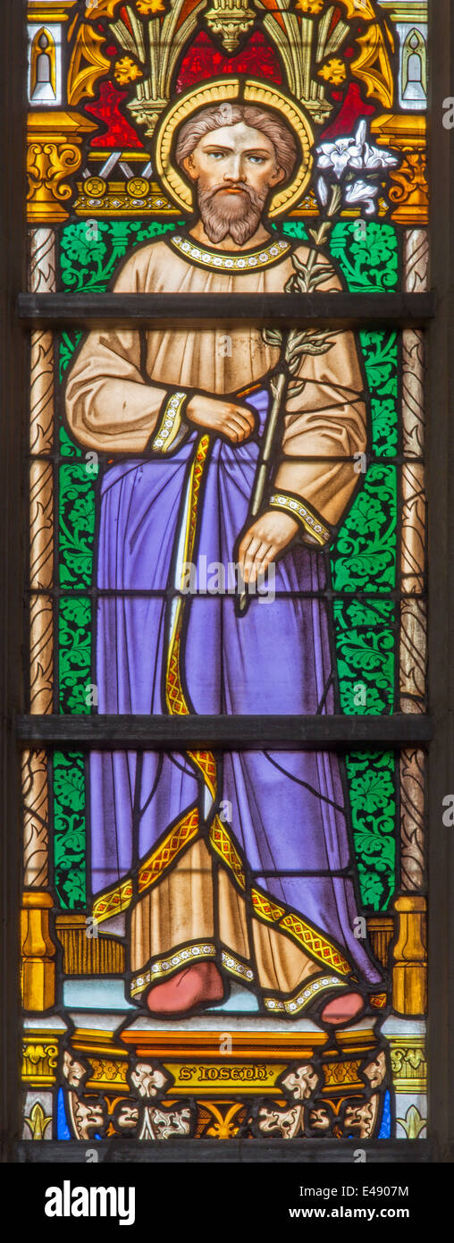 Bruxelles, Belgio - 16 giugno 2014: vetrata raffigurante st. Giuseppe e il bimbo nella Cattedrale di st. Michael Foto Stock