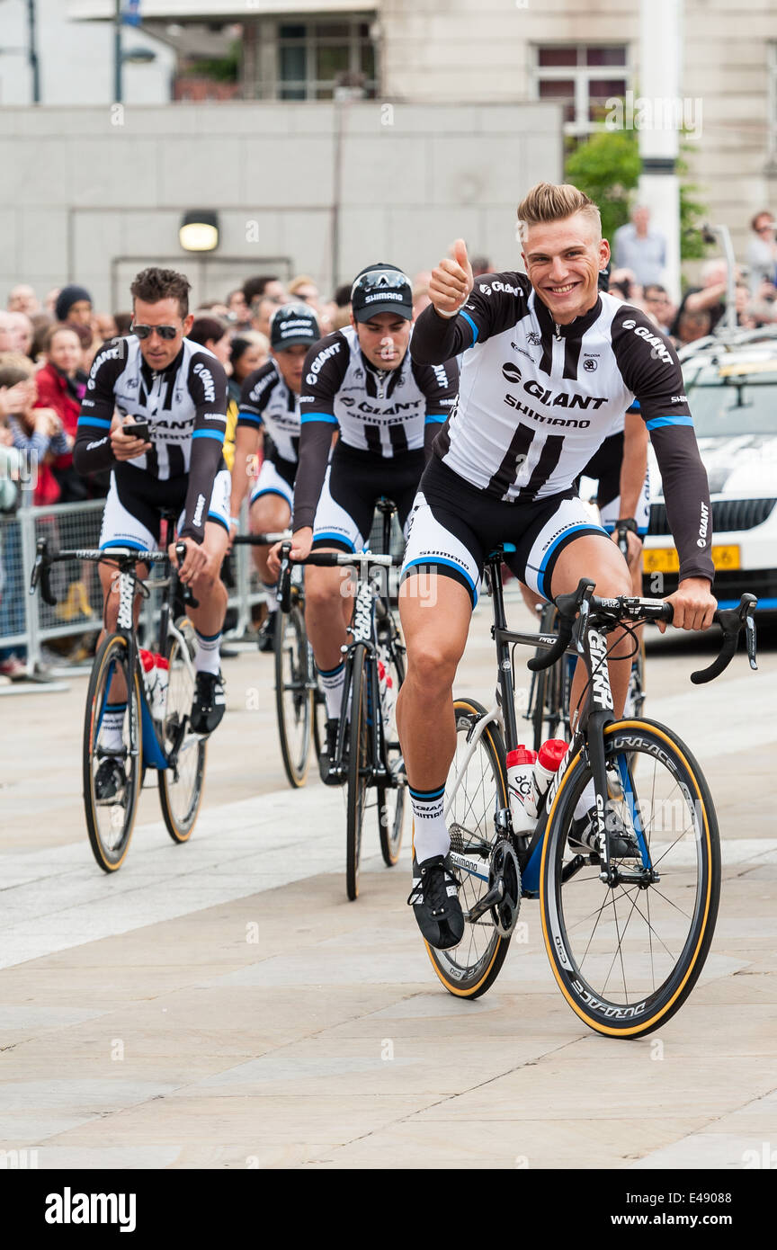 Marcel Kittel cavalcando attraverso Millennium Square a Leeds come Shimano piloti fanno la loro strada per la cerimonia di apertura. Foto Stock