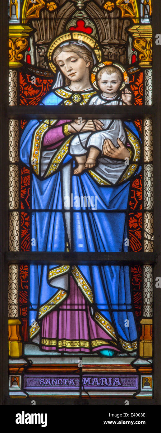 Bruxelles - vetrata raffigurante Madonnna e il bimbo nella Cattedrale di st. Michael e st. Gudula. Foto Stock